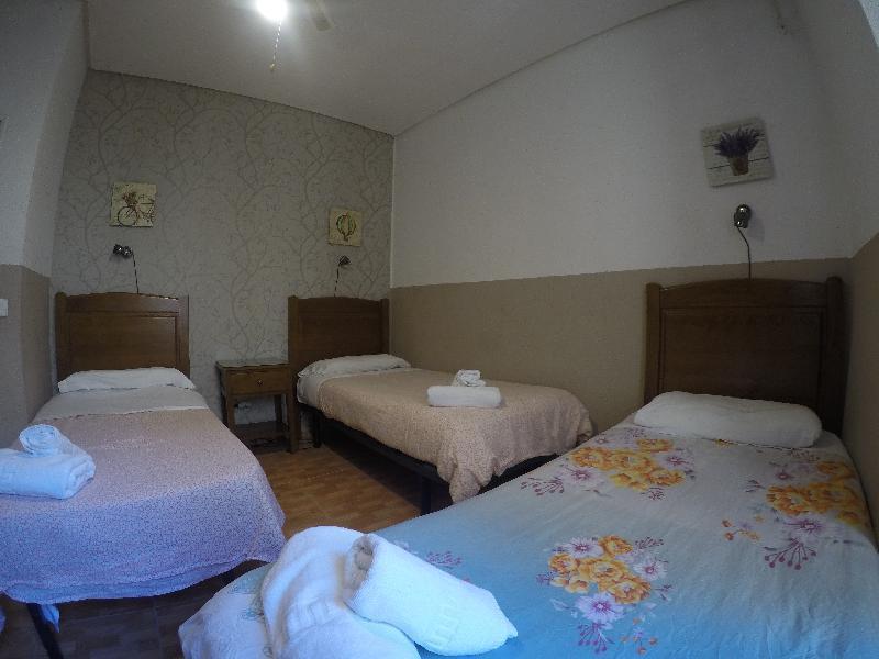 Hostal Los Perales Madryt Zewnętrze zdjęcie A room at the hotel