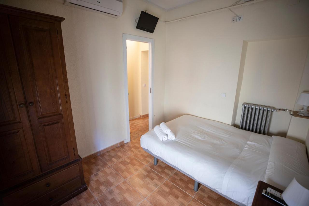 Hostal Los Perales Madryt Zewnętrze zdjęcie A room at the hostel
