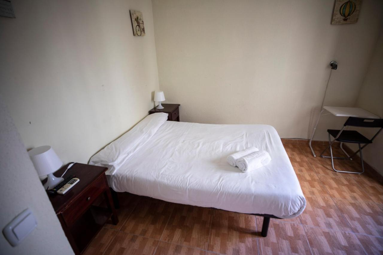 Hostal Los Perales Madryt Zewnętrze zdjęcie A room at the hotel