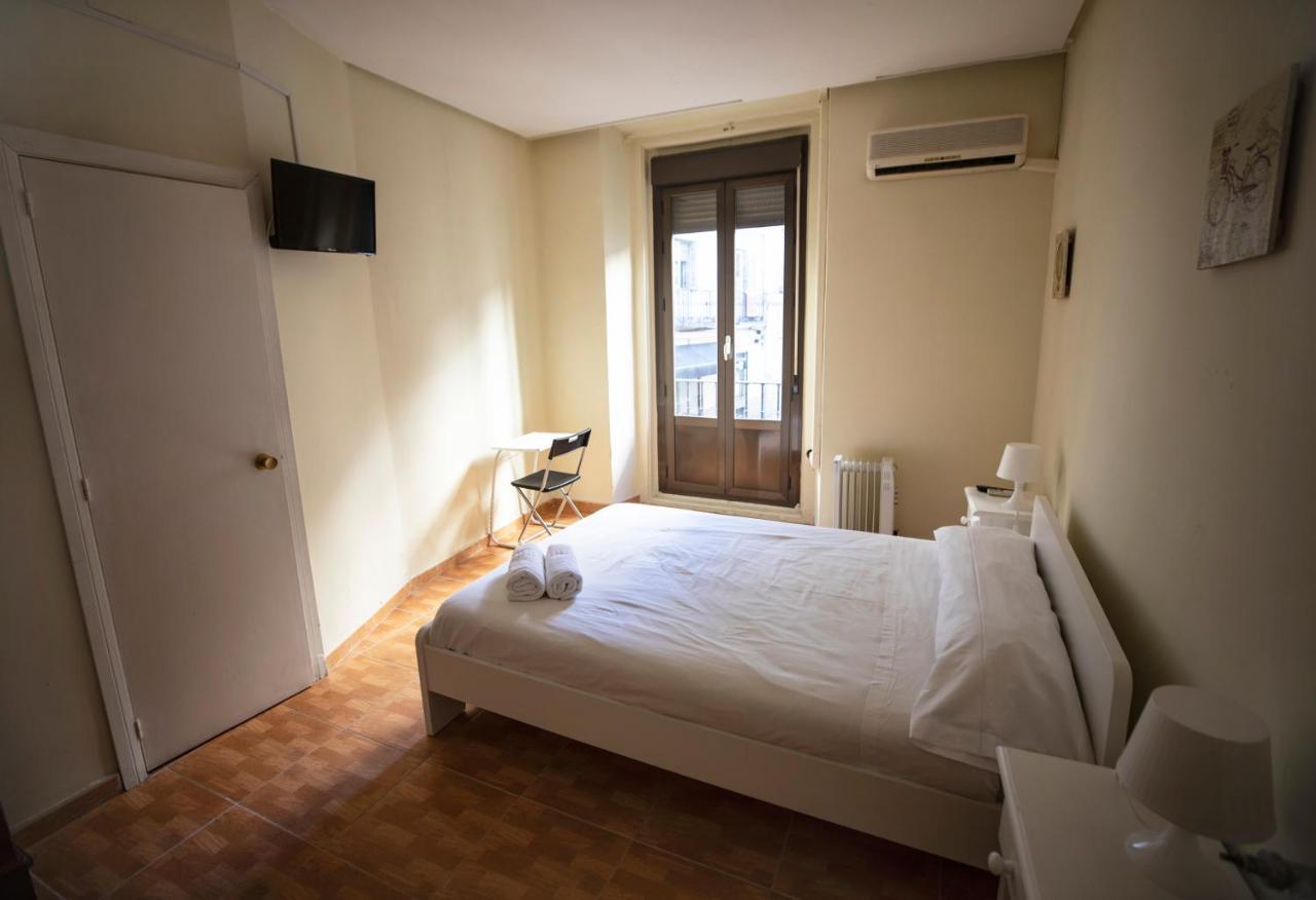 Hostal Los Perales Madryt Zewnętrze zdjęcie A room at the hotel