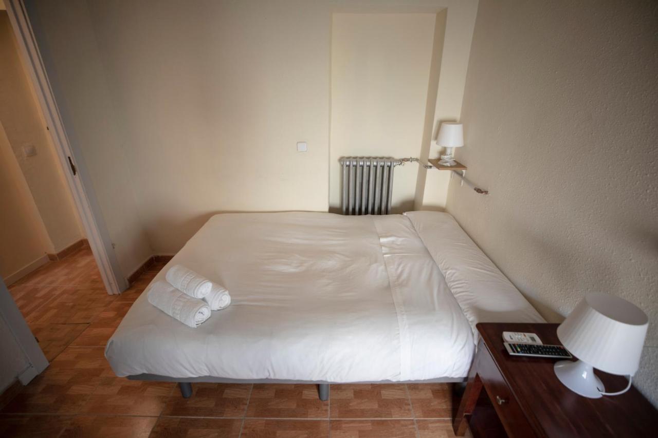 Hostal Los Perales Madryt Zewnętrze zdjęcie A room at the hotel