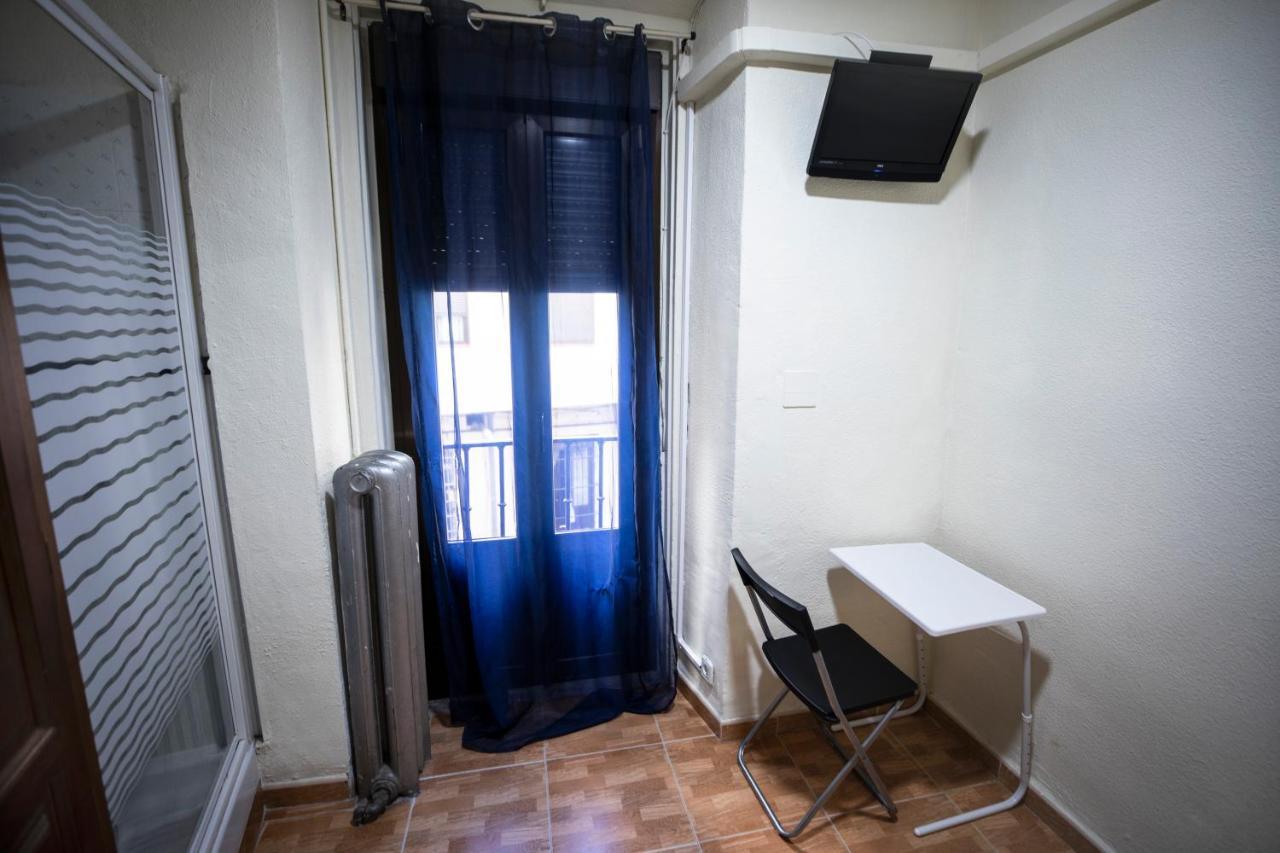 Hostal Los Perales Madryt Zewnętrze zdjęcie A room at the hostel