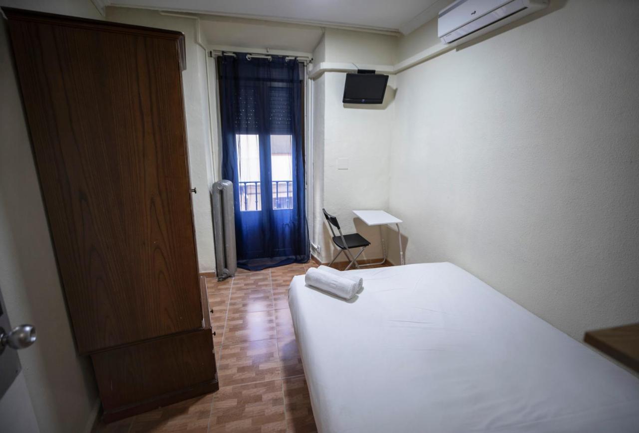Hostal Los Perales Madryt Zewnętrze zdjęcie A room at the hostel