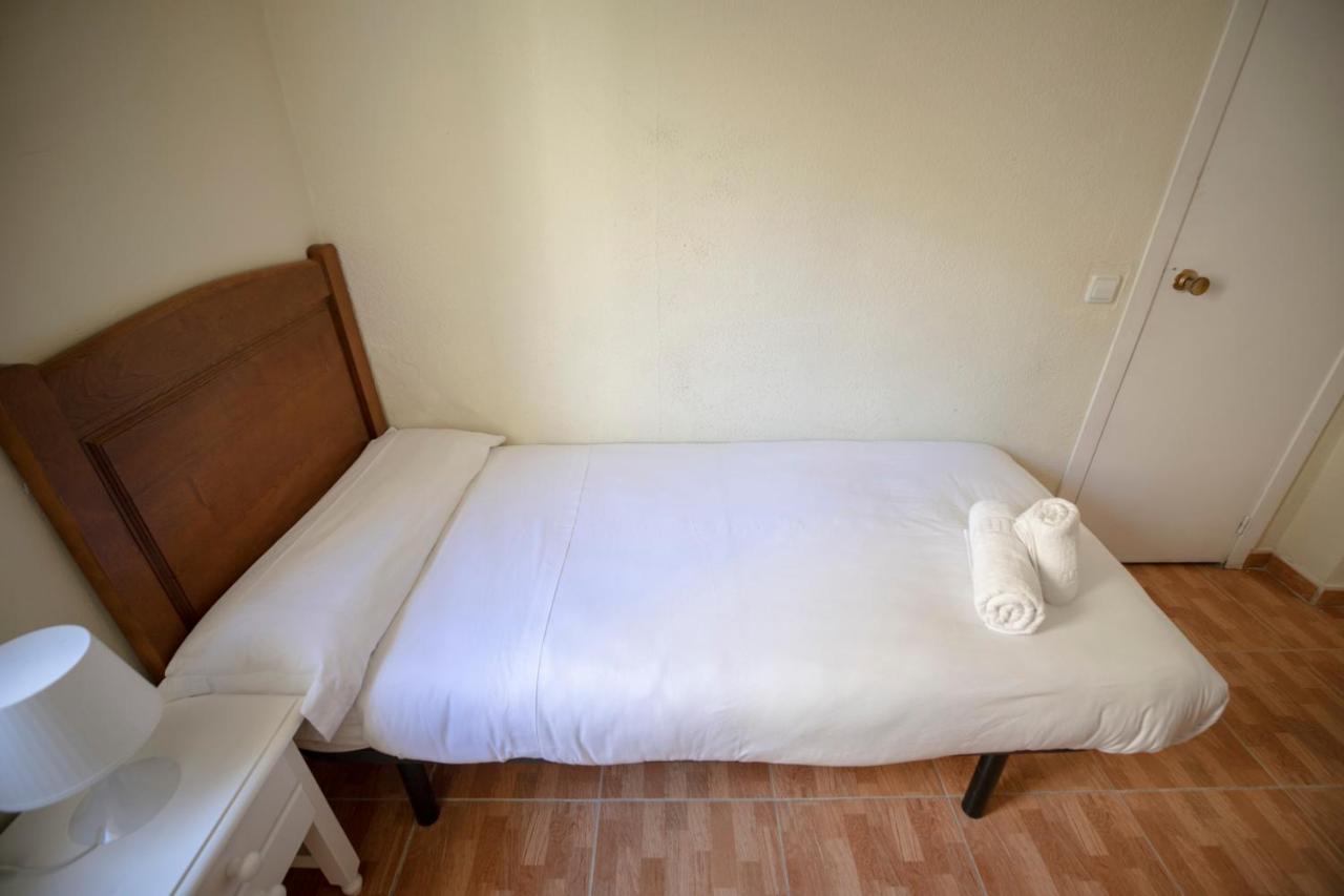 Hostal Los Perales Madryt Zewnętrze zdjęcie A single bed