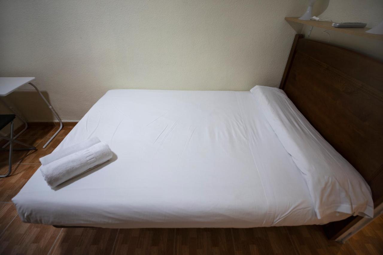 Hostal Los Perales Madryt Zewnętrze zdjęcie A bed with a sheet