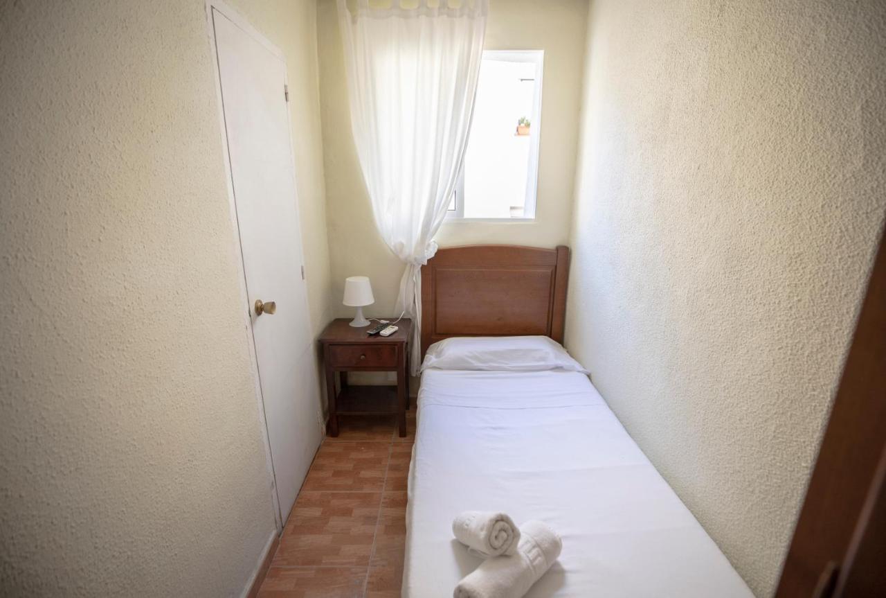 Hostal Los Perales Madryt Zewnętrze zdjęcie A single room