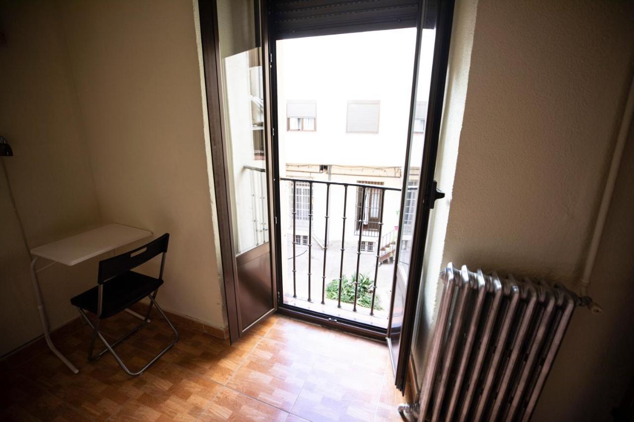 Hostal Los Perales Madryt Zewnętrze zdjęcie A French door
