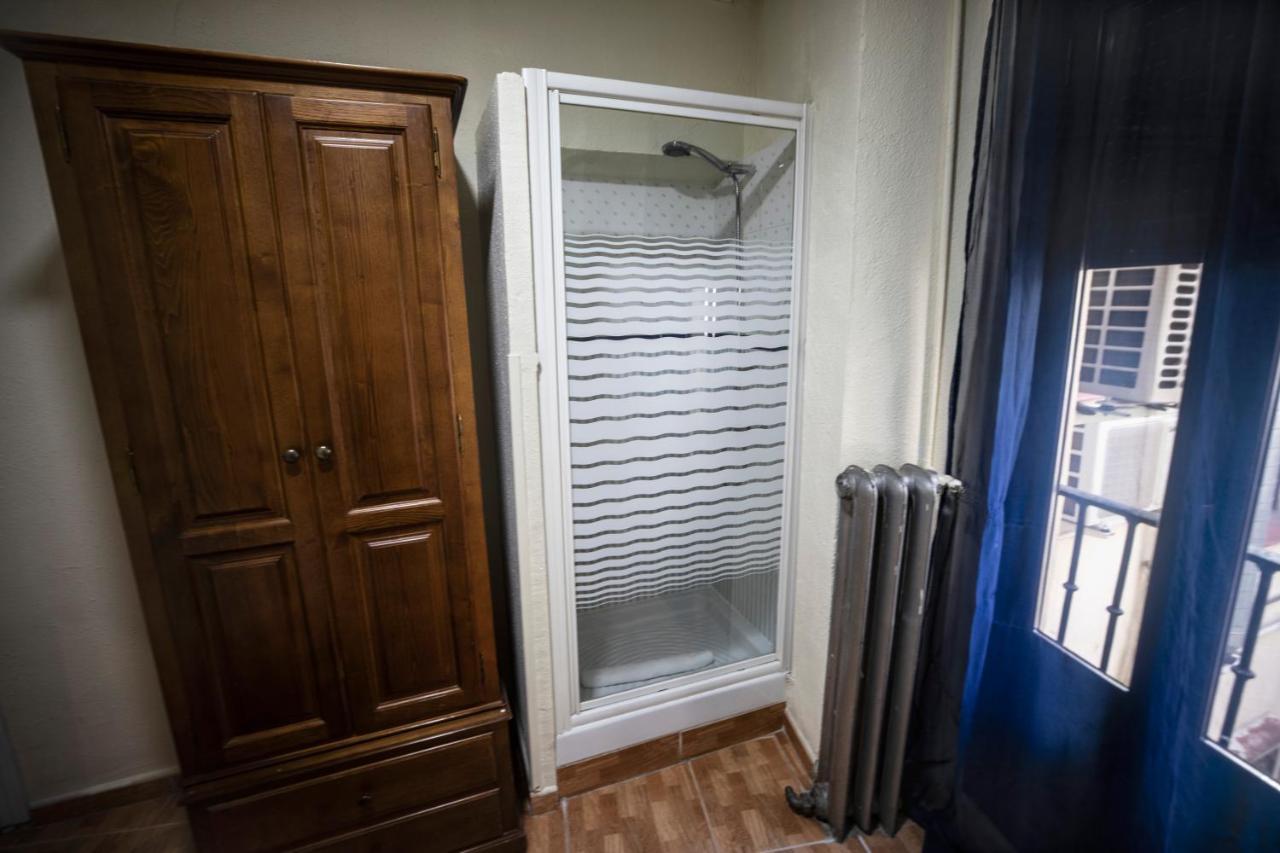 Hostal Los Perales Madryt Zewnętrze zdjęcie A shower enclosure