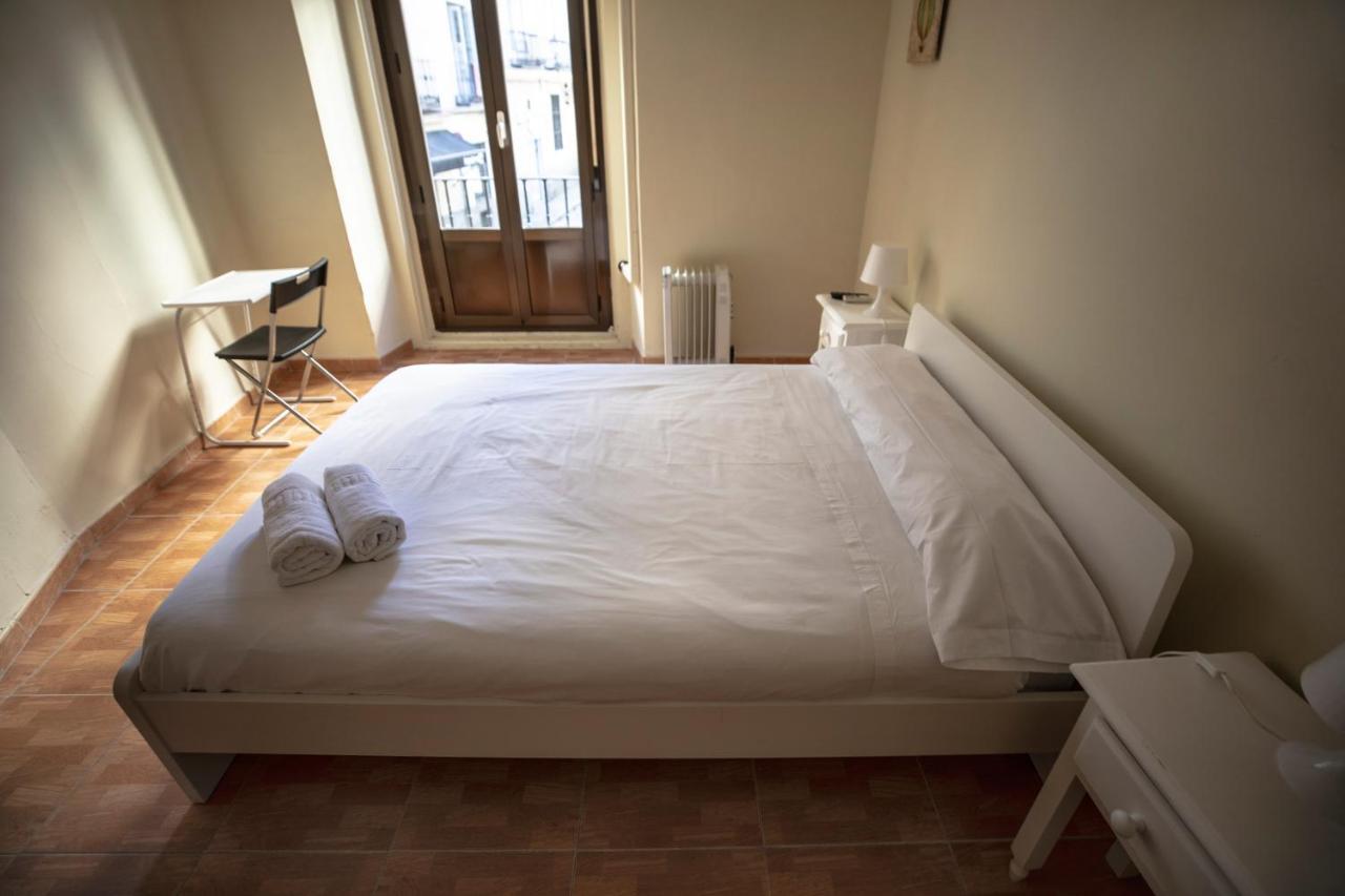 Hostal Los Perales Madryt Zewnętrze zdjęcie A bedroom