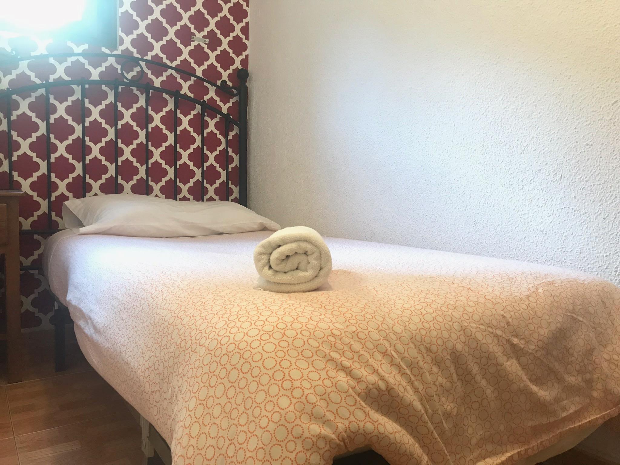 Hostal Los Perales Madryt Zewnętrze zdjęcie A bed with a rolled towel