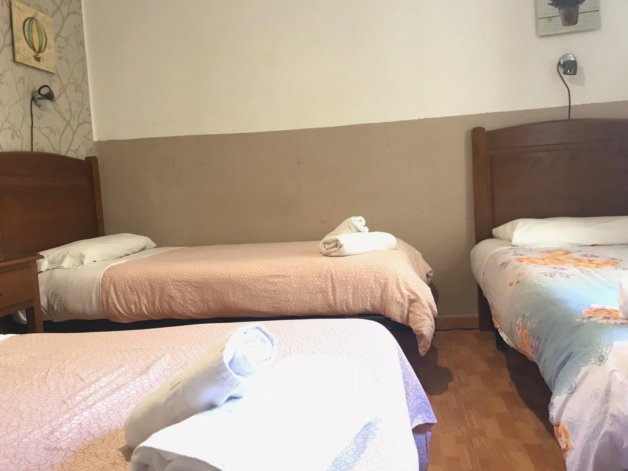 Hostal Los Perales Madryt Zewnętrze zdjęcie A room at the hotel