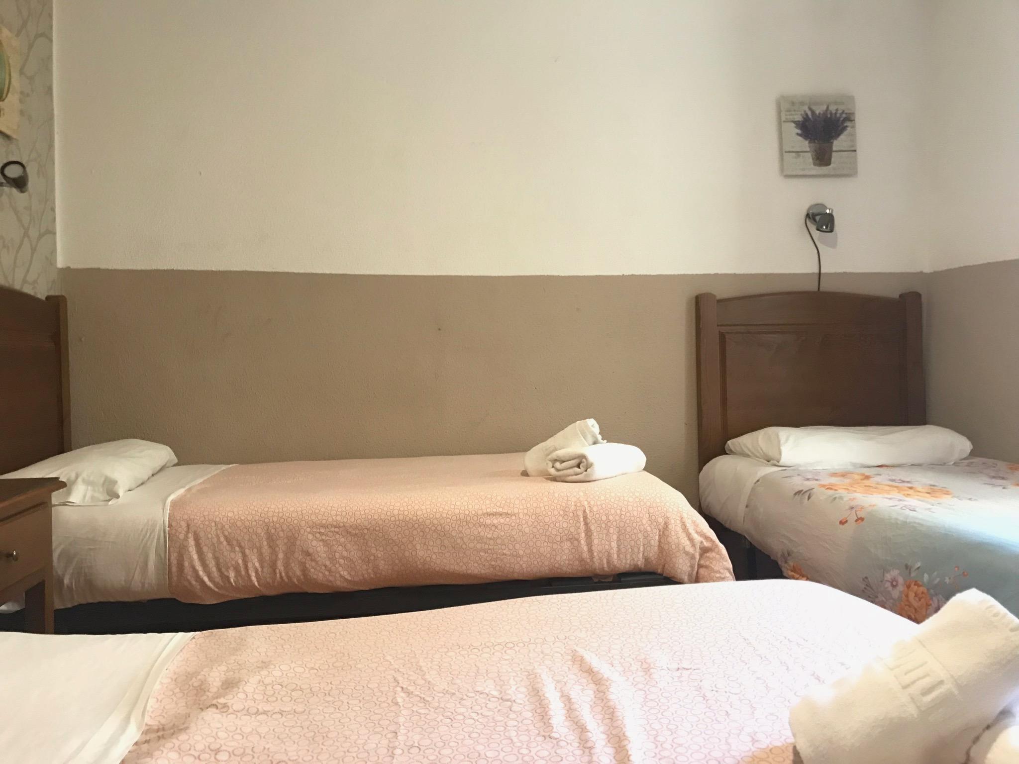 Hostal Los Perales Madryt Zewnętrze zdjęcie A room at the hotel
