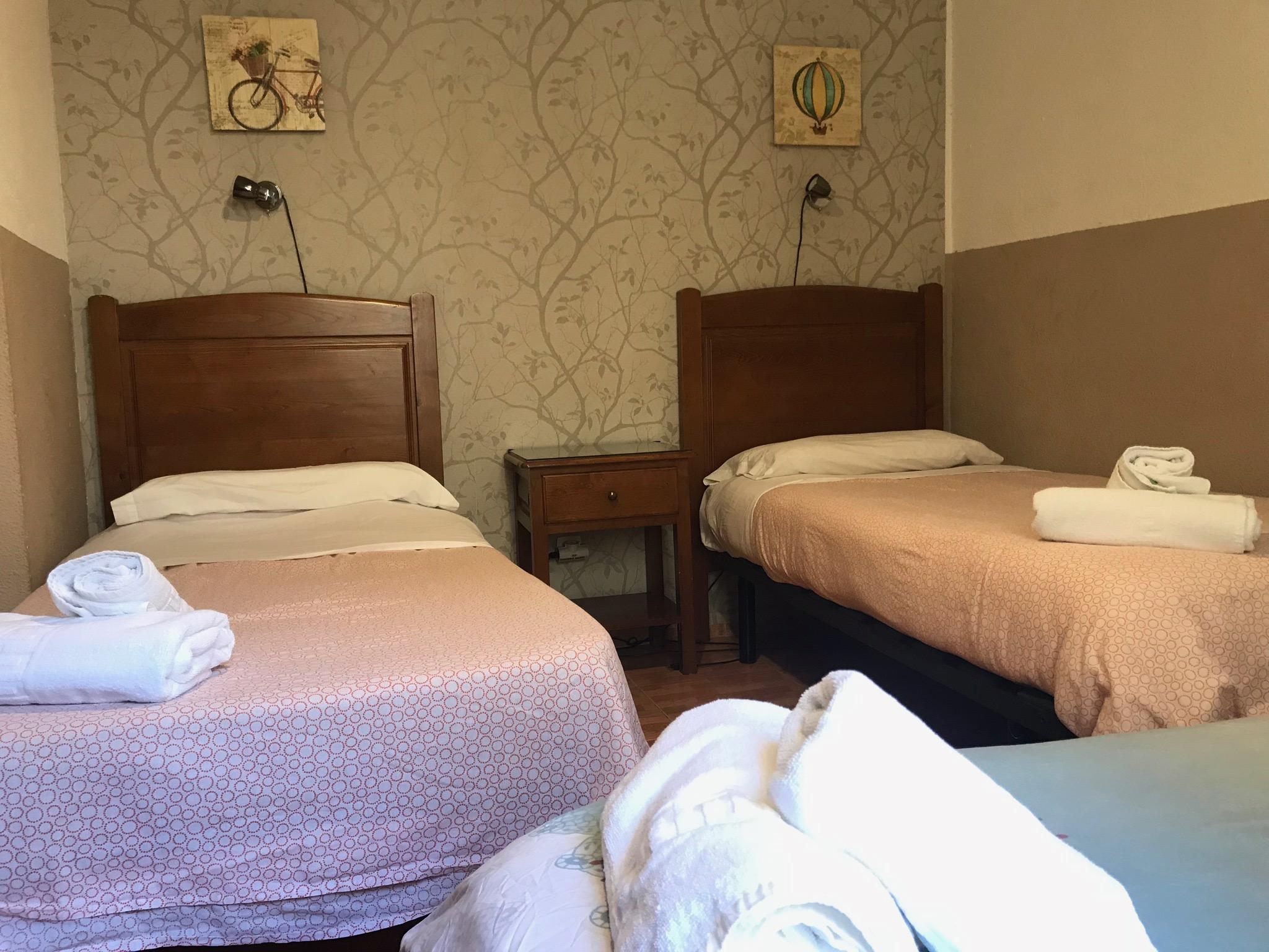 Hostal Los Perales Madryt Zewnętrze zdjęcie A typical room at the hotel