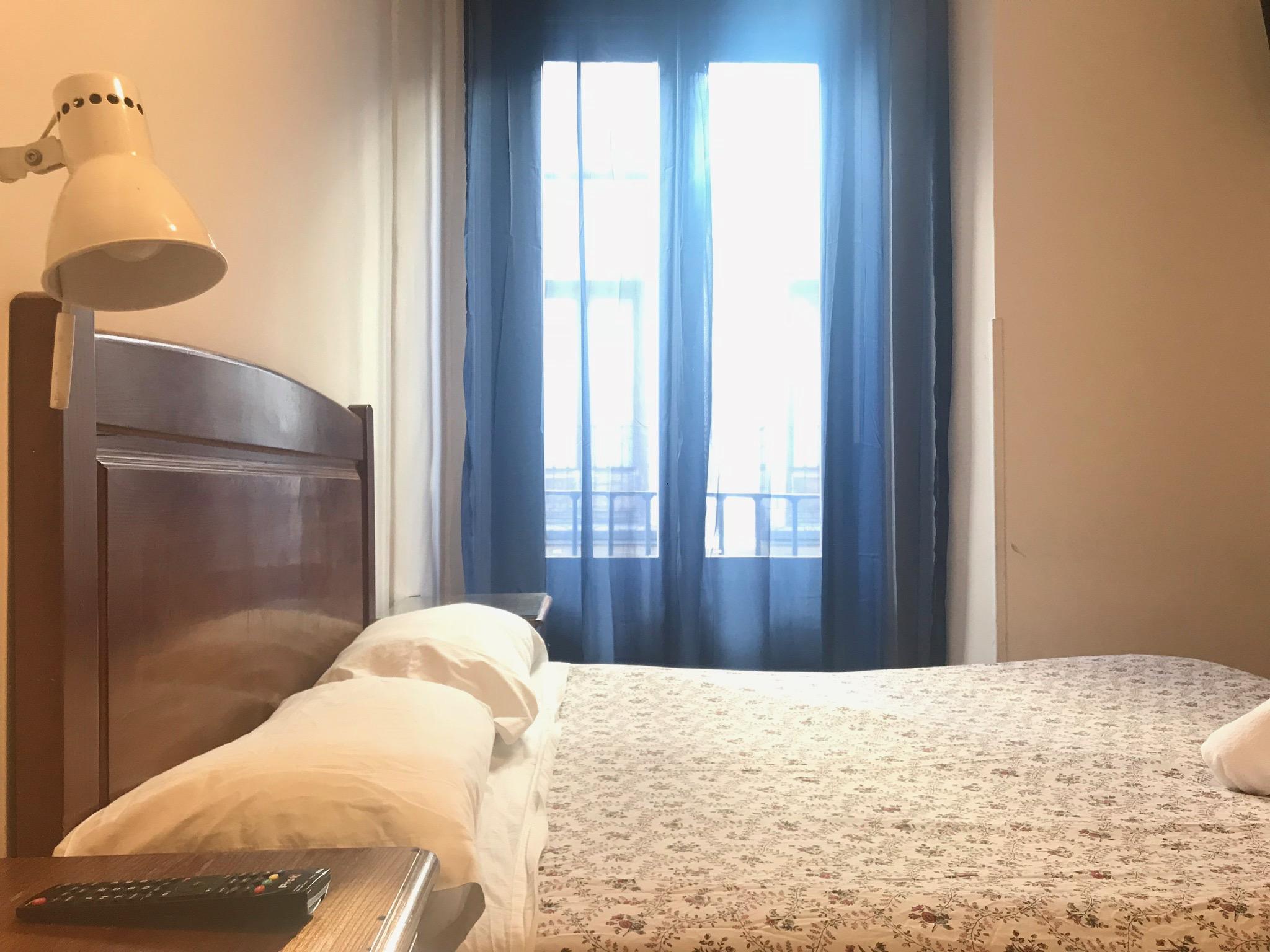 Hostal Los Perales Madryt Zewnętrze zdjęcie A bedroom in a hotel