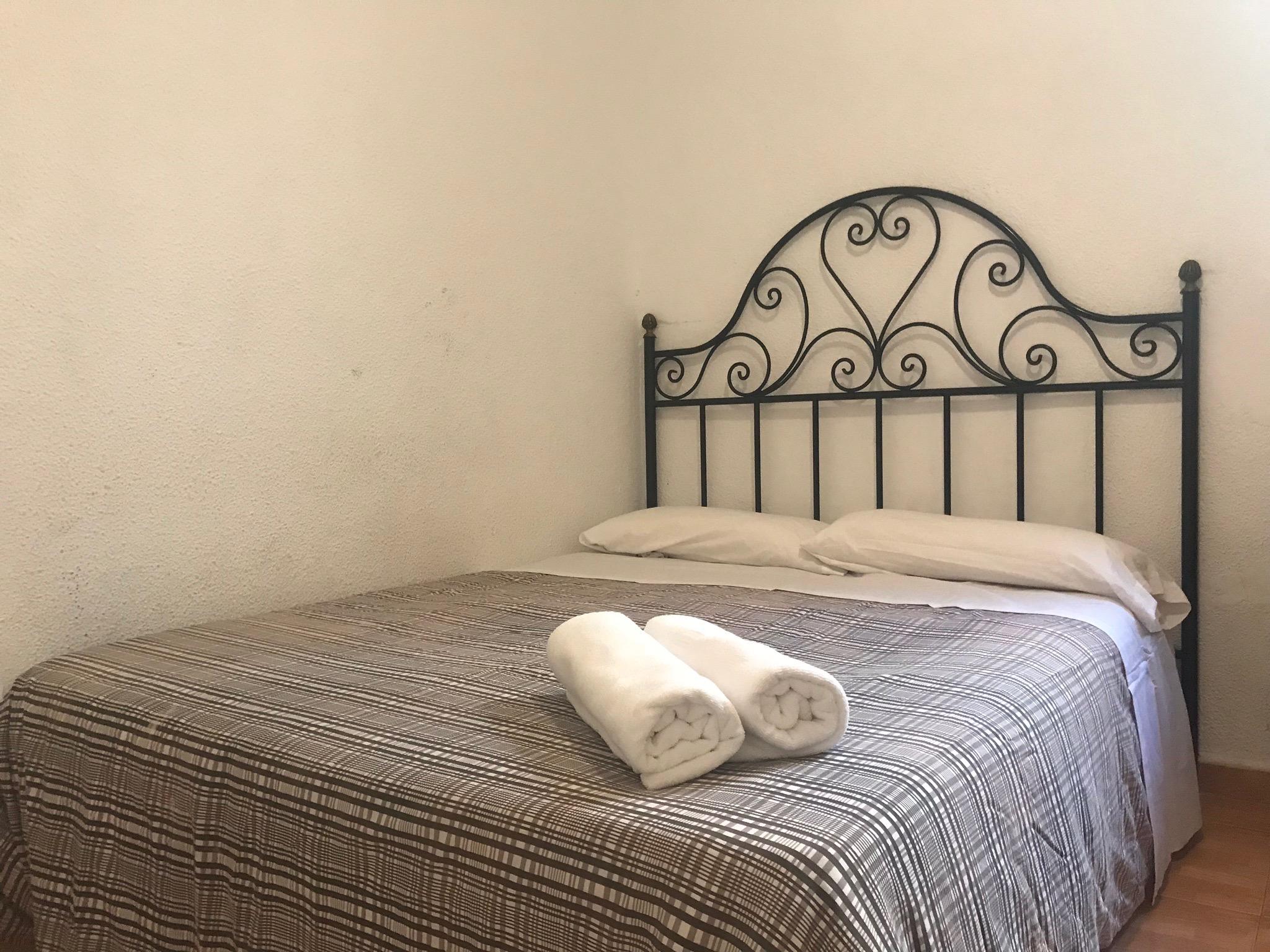 Hostal Los Perales Madryt Zewnętrze zdjęcie A bed with a wrought iron headboard