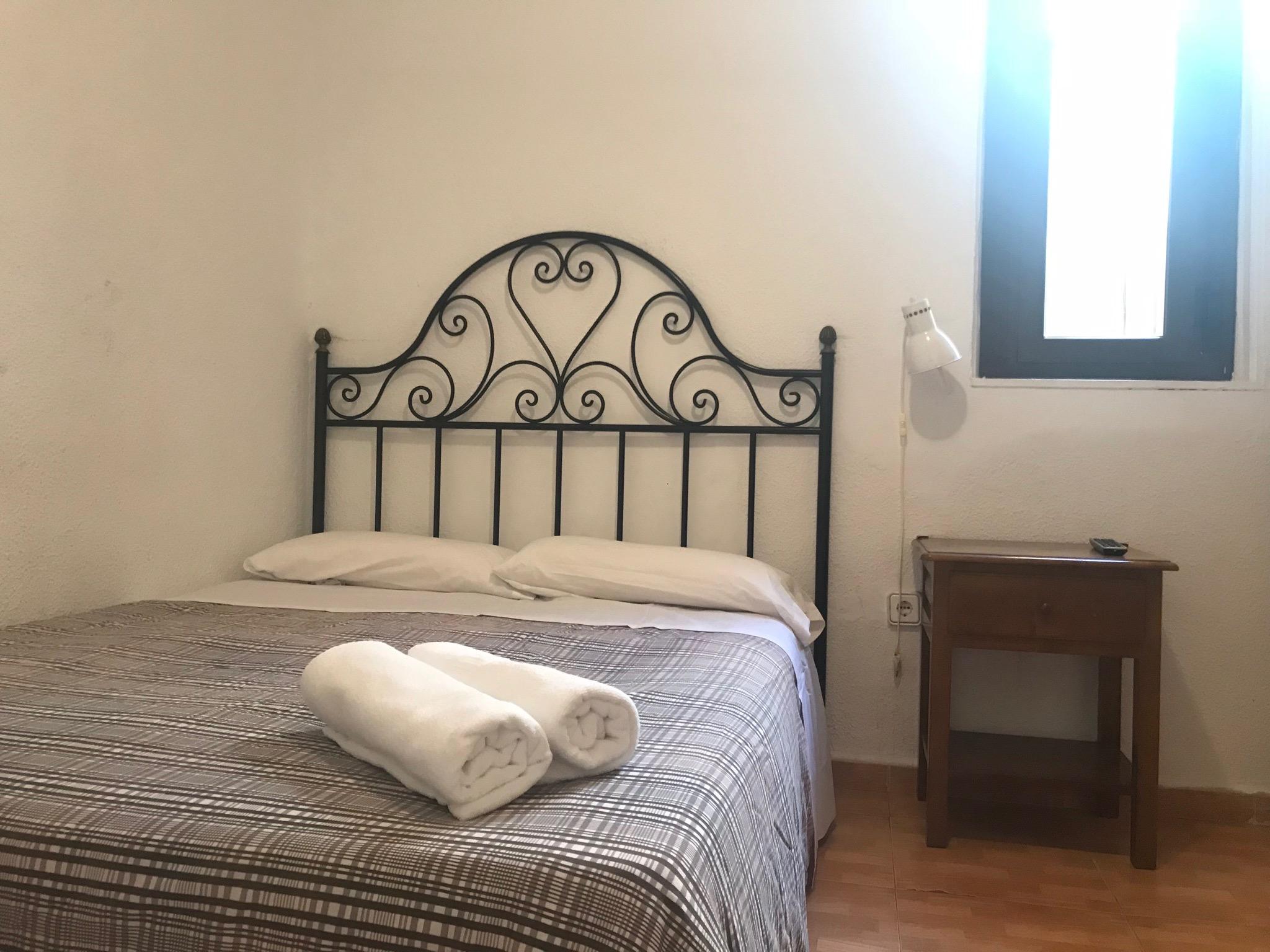 Hostal Los Perales Madryt Zewnętrze zdjęcie A bedroom in a hostel