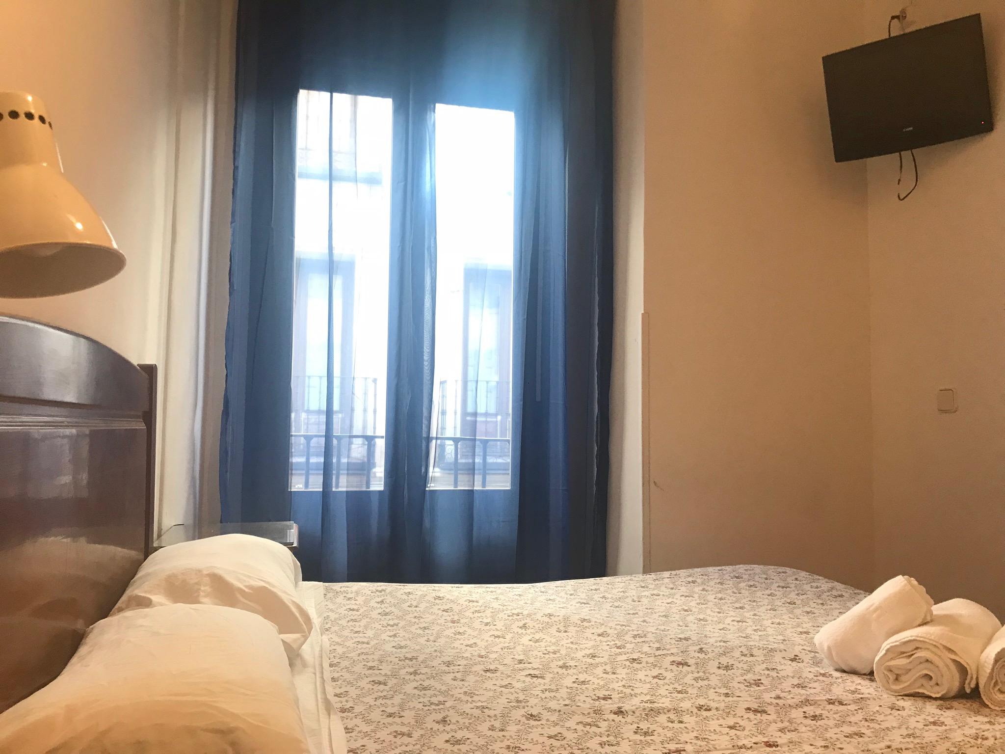 Hostal Los Perales Madryt Zewnętrze zdjęcie A room at the hotel
