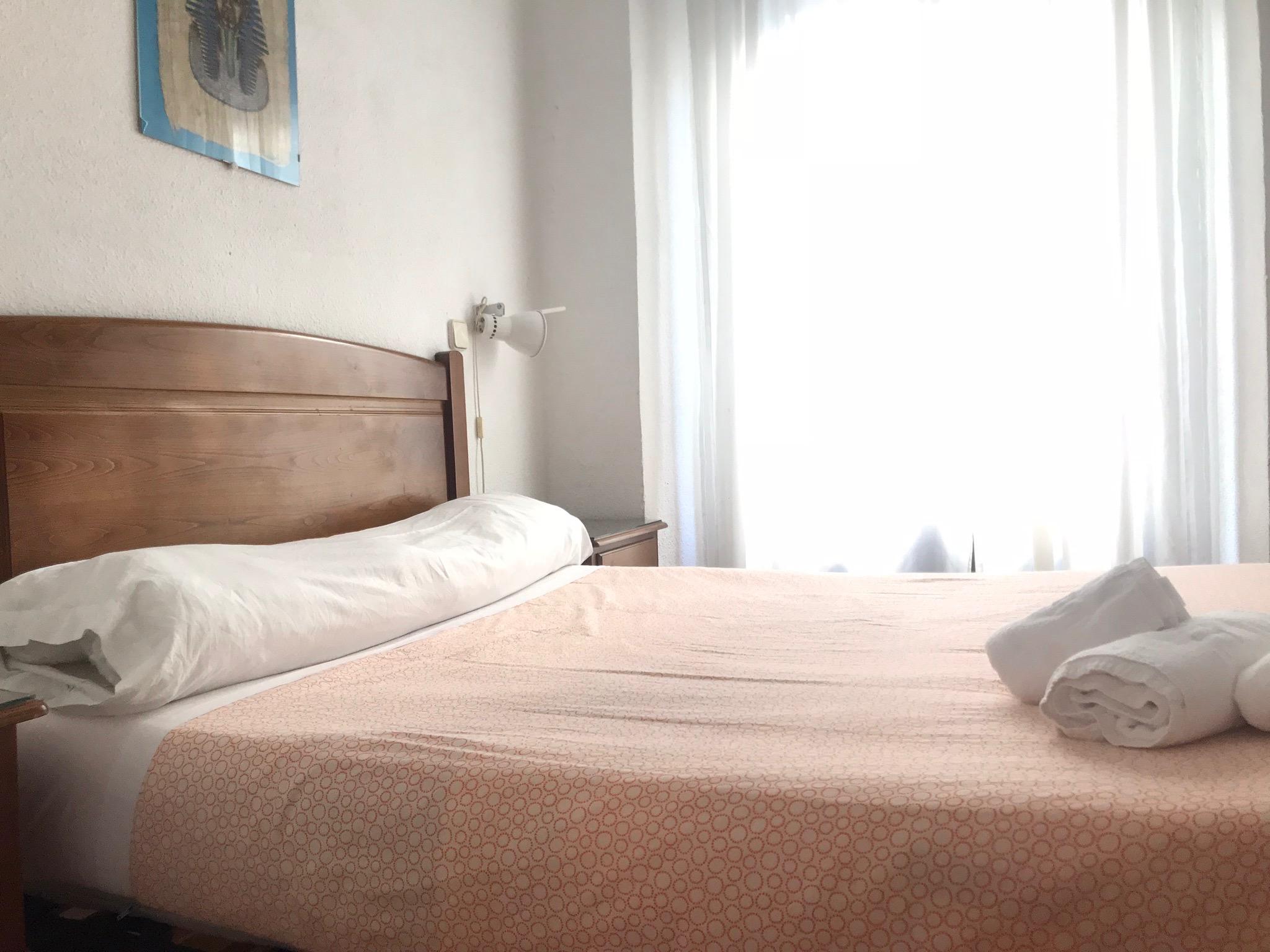 Hostal Los Perales Madryt Zewnętrze zdjęcie A bed