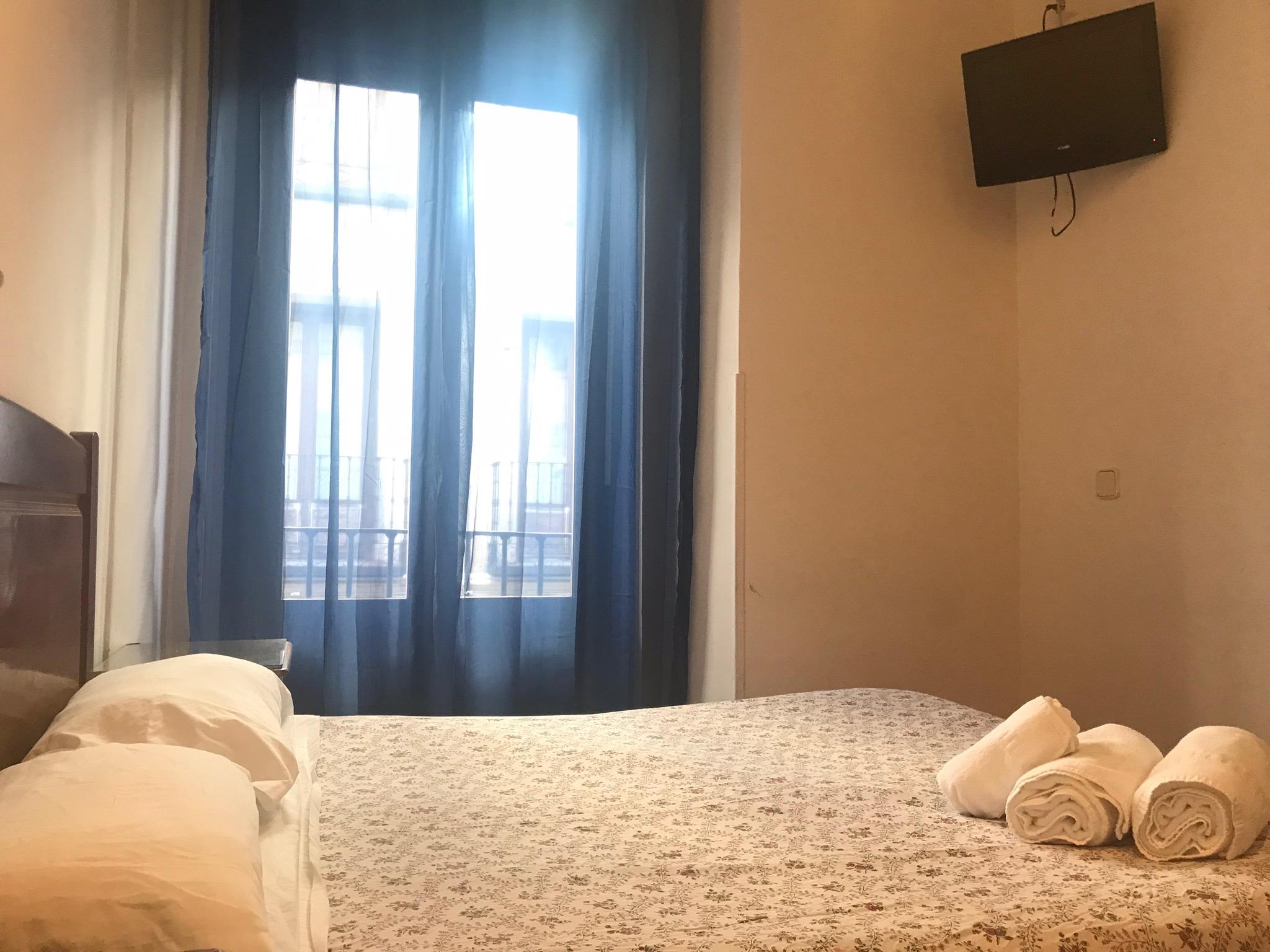 Hostal Los Perales Madryt Zewnętrze zdjęcie A room at the hotel