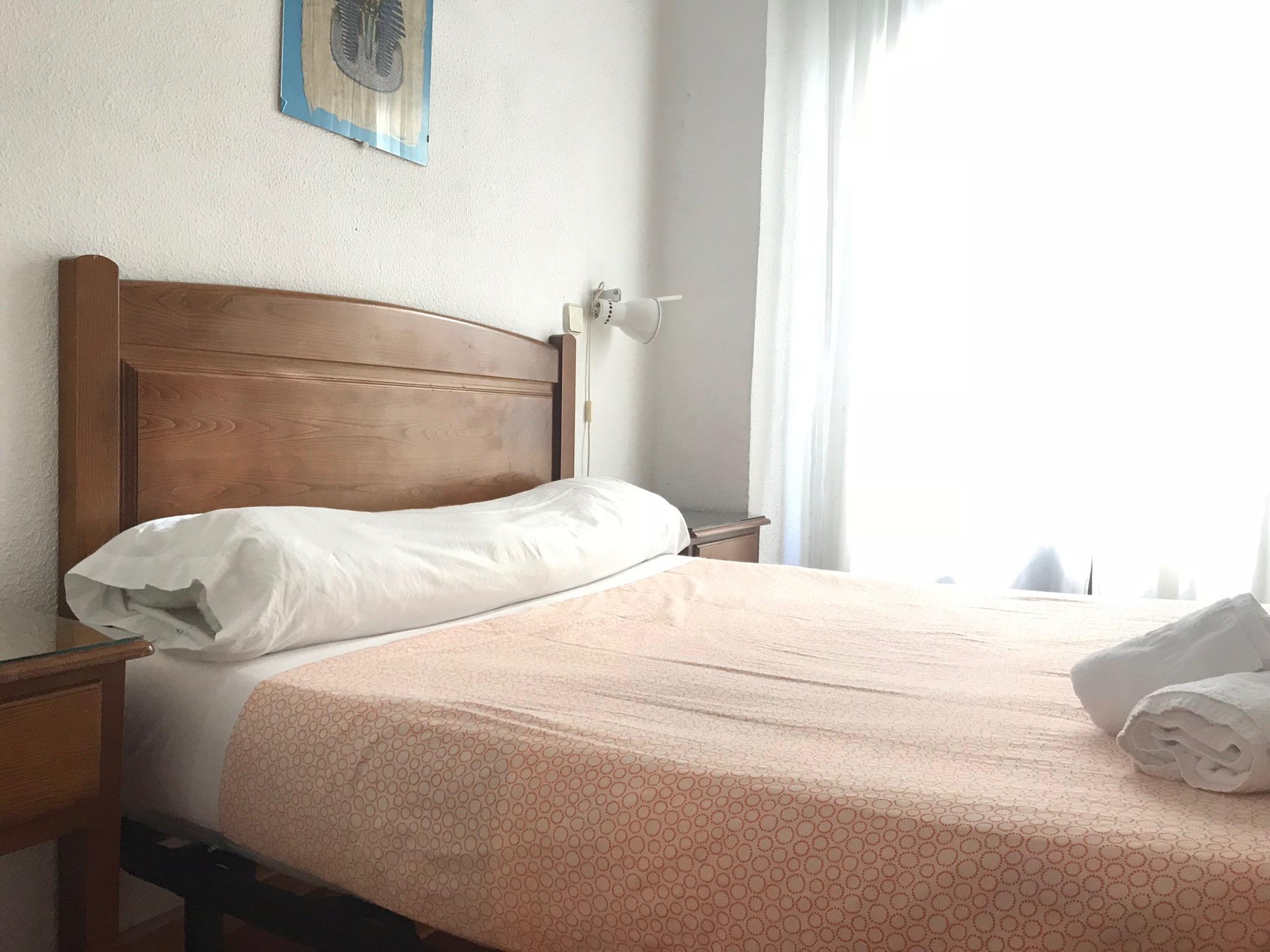 Hostal Los Perales Madryt Zewnętrze zdjęcie A bed