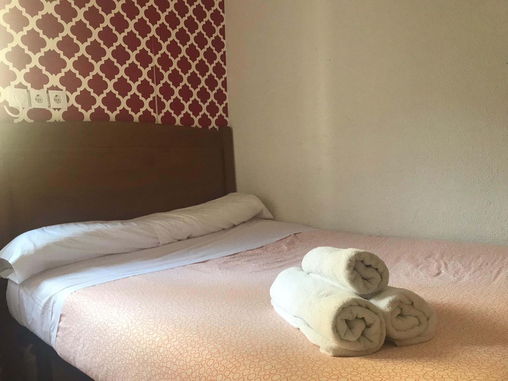 Hostal Los Perales Madryt Zewnętrze zdjęcie A bed with towels