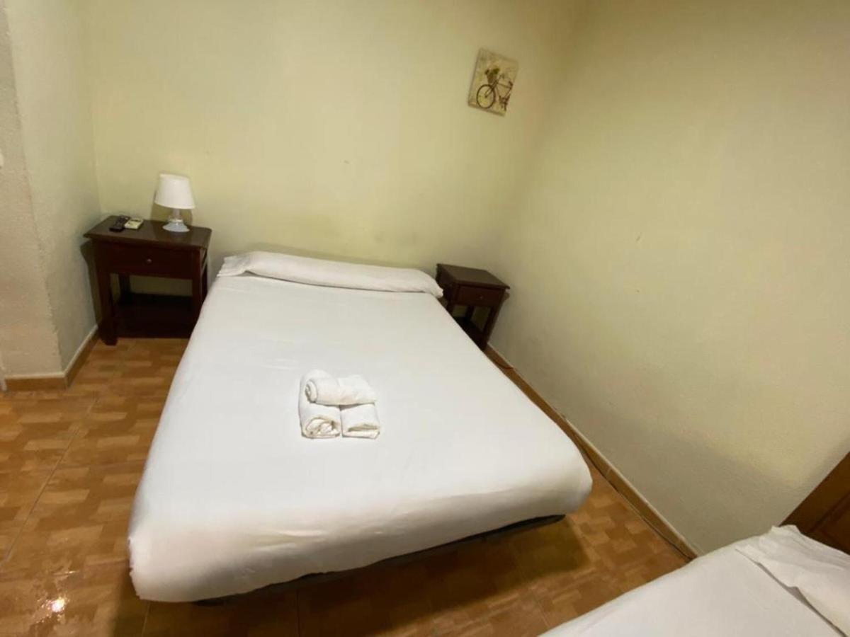 Hostal Los Perales Madryt Zewnętrze zdjęcie A single bed