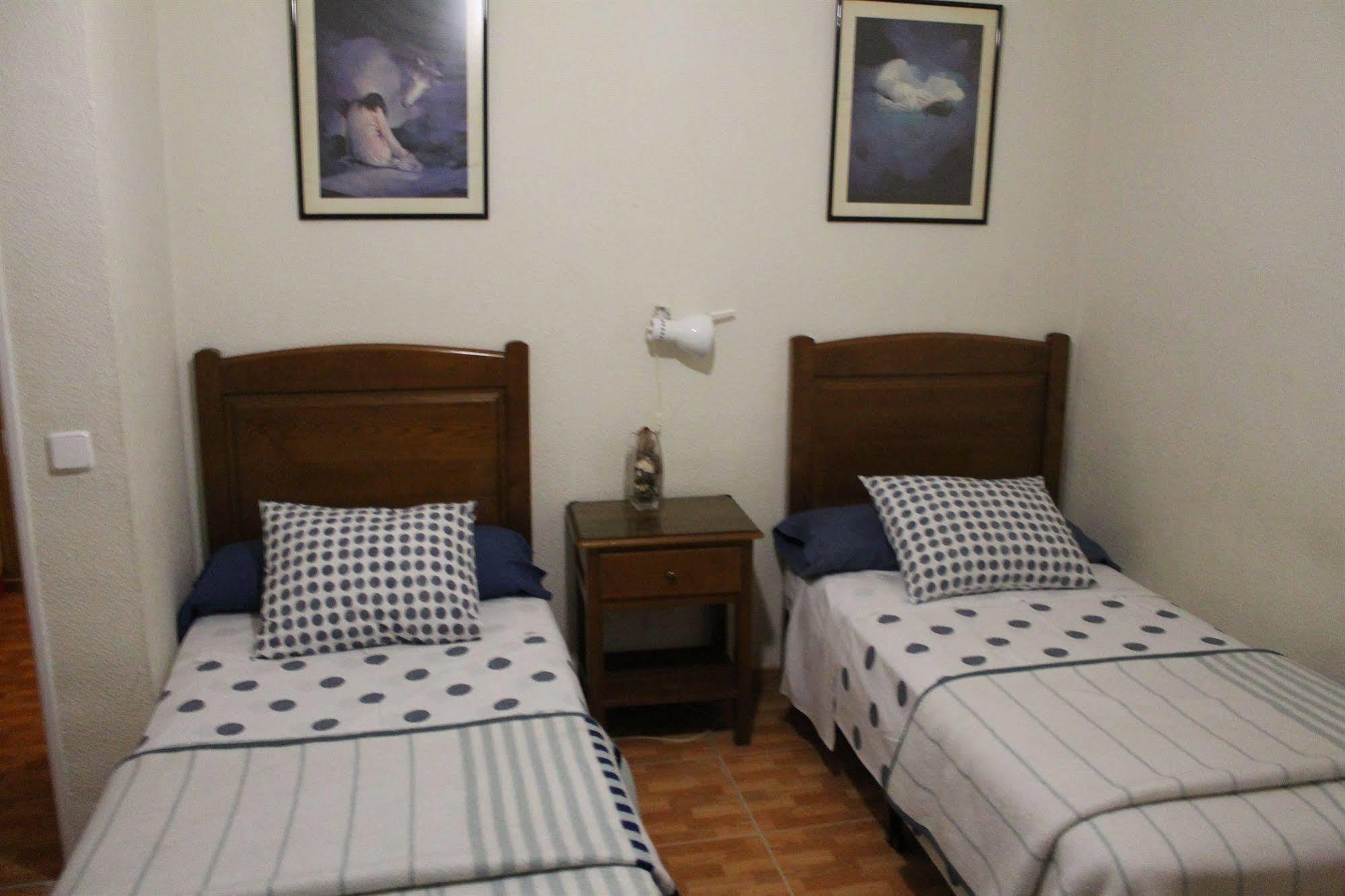 Hostal Los Perales Madryt Zewnętrze zdjęcie A bedroom with two single beds