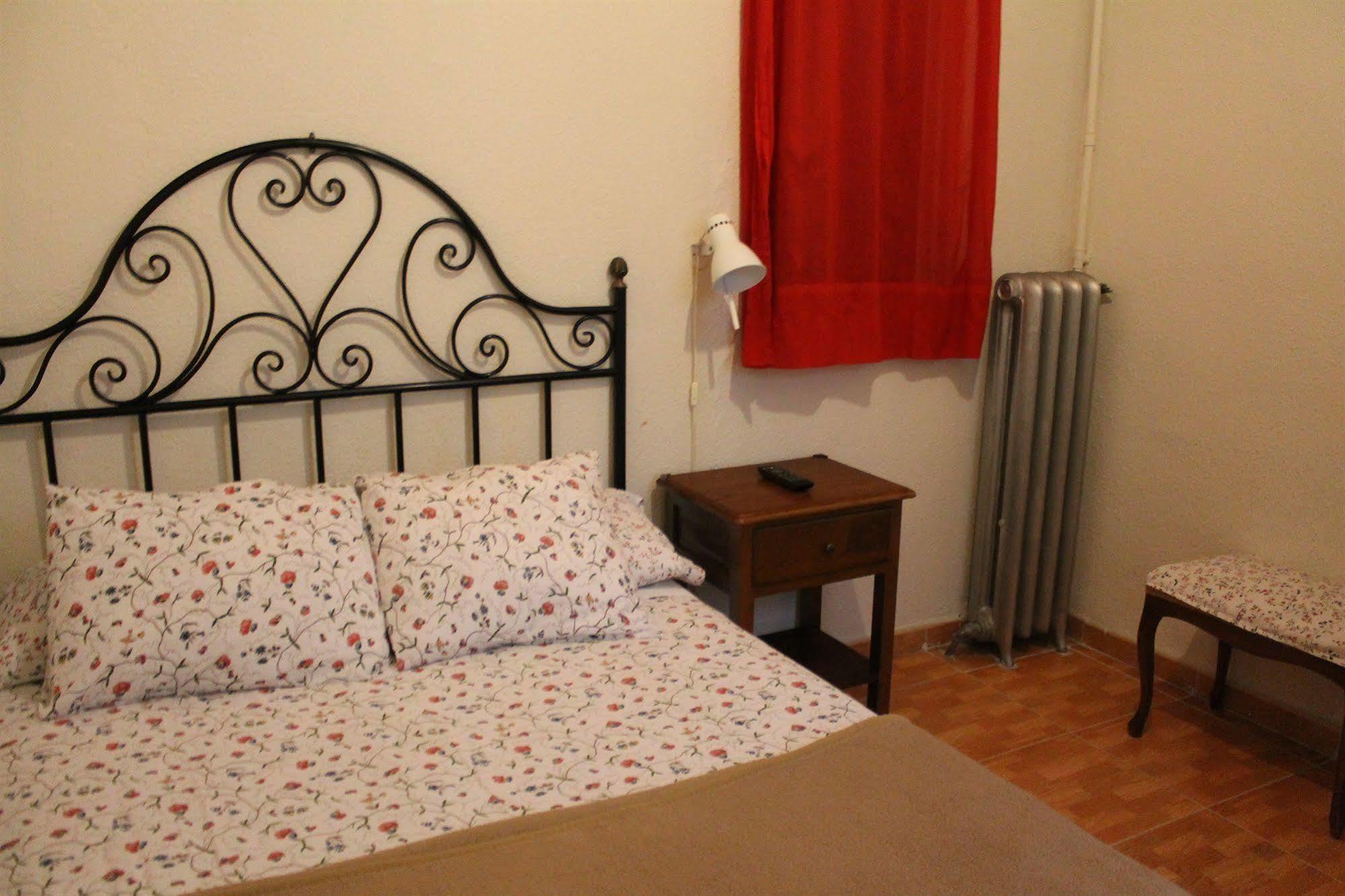 Hostal Los Perales Madryt Zewnętrze zdjęcie A bedroom in a typical Italian house