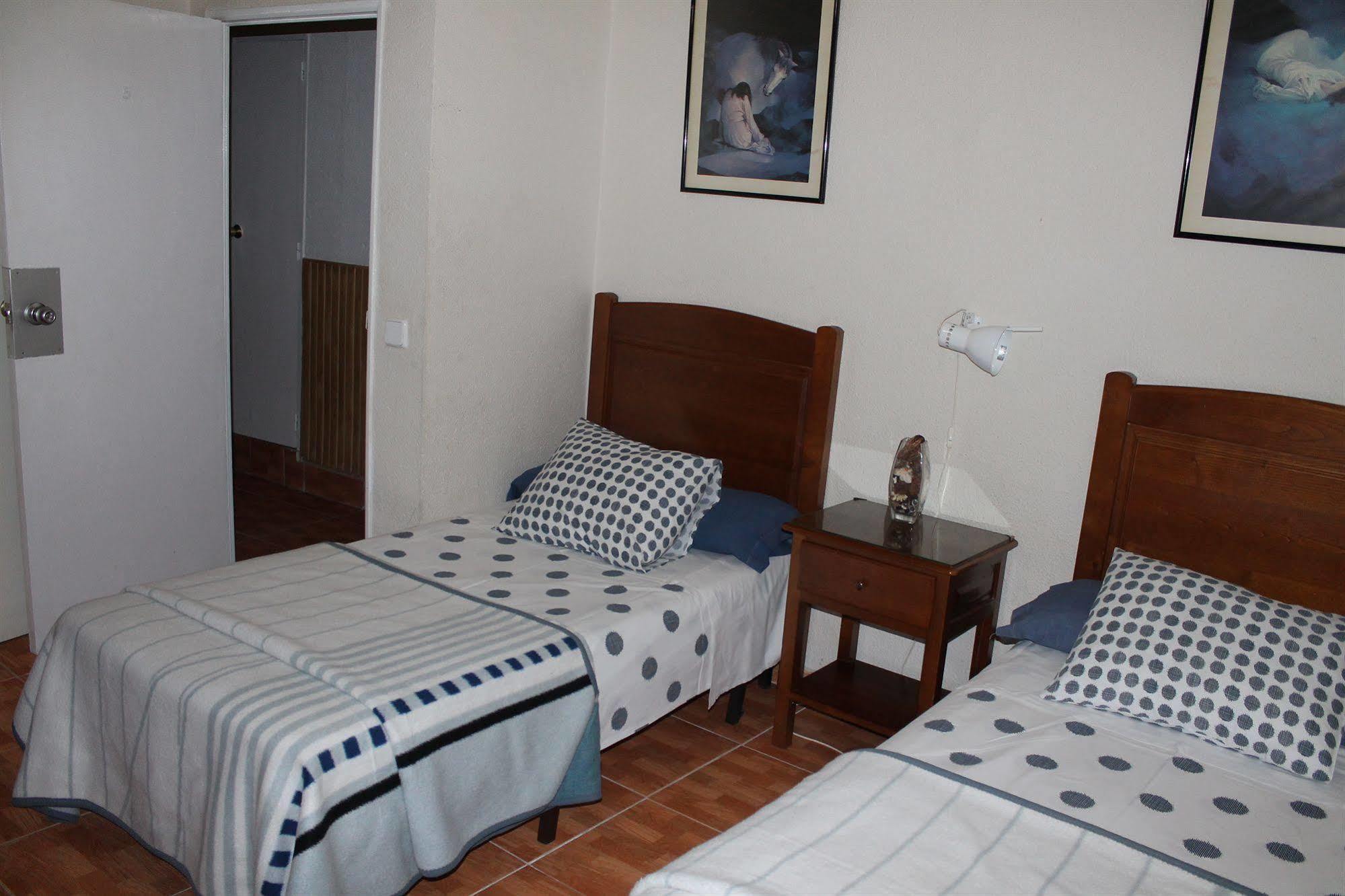 Hostal Los Perales Madryt Zewnętrze zdjęcie A typical bedroom