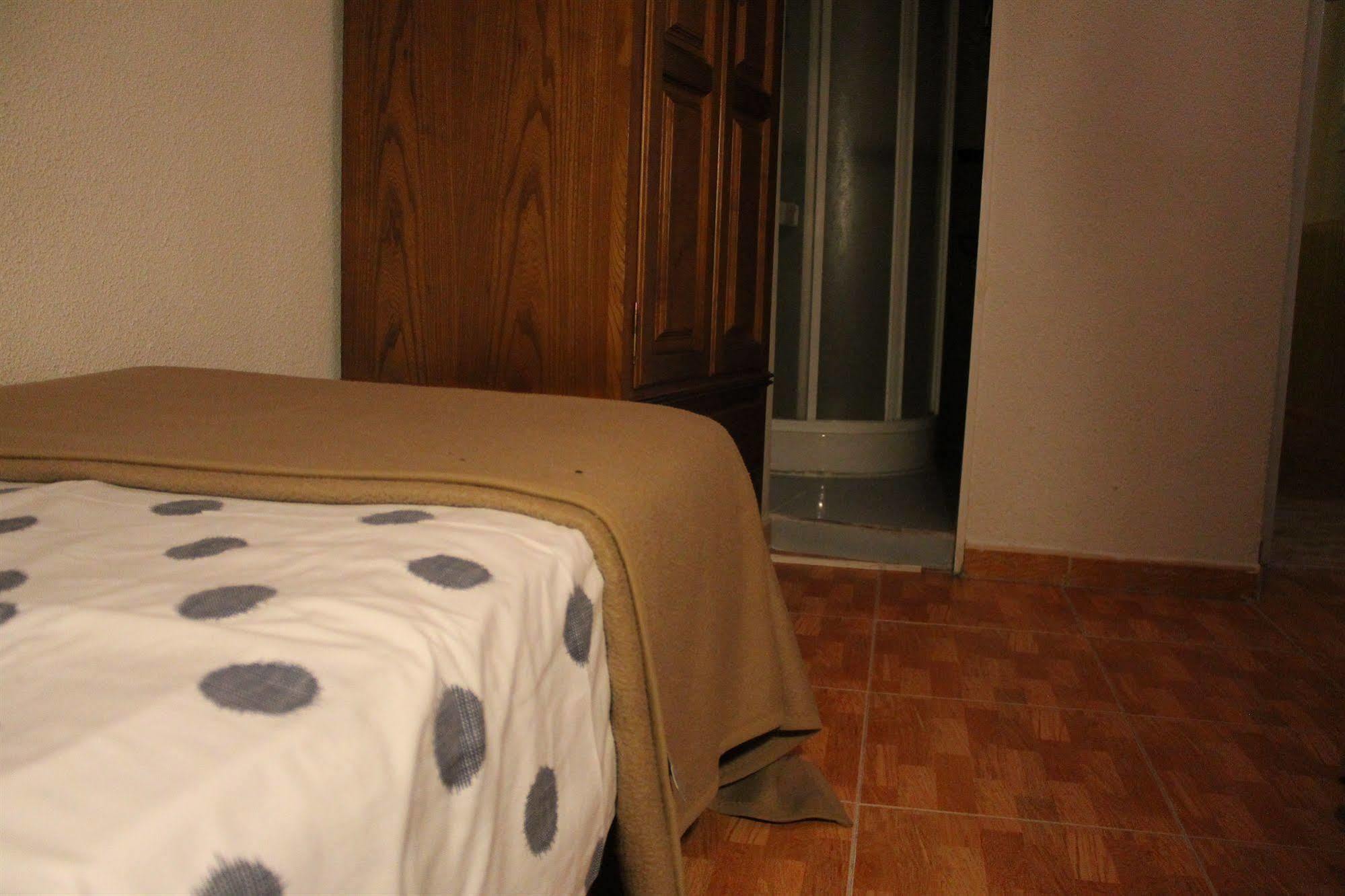 Hostal Los Perales Madryt Zewnętrze zdjęcie A bed with a sábanas