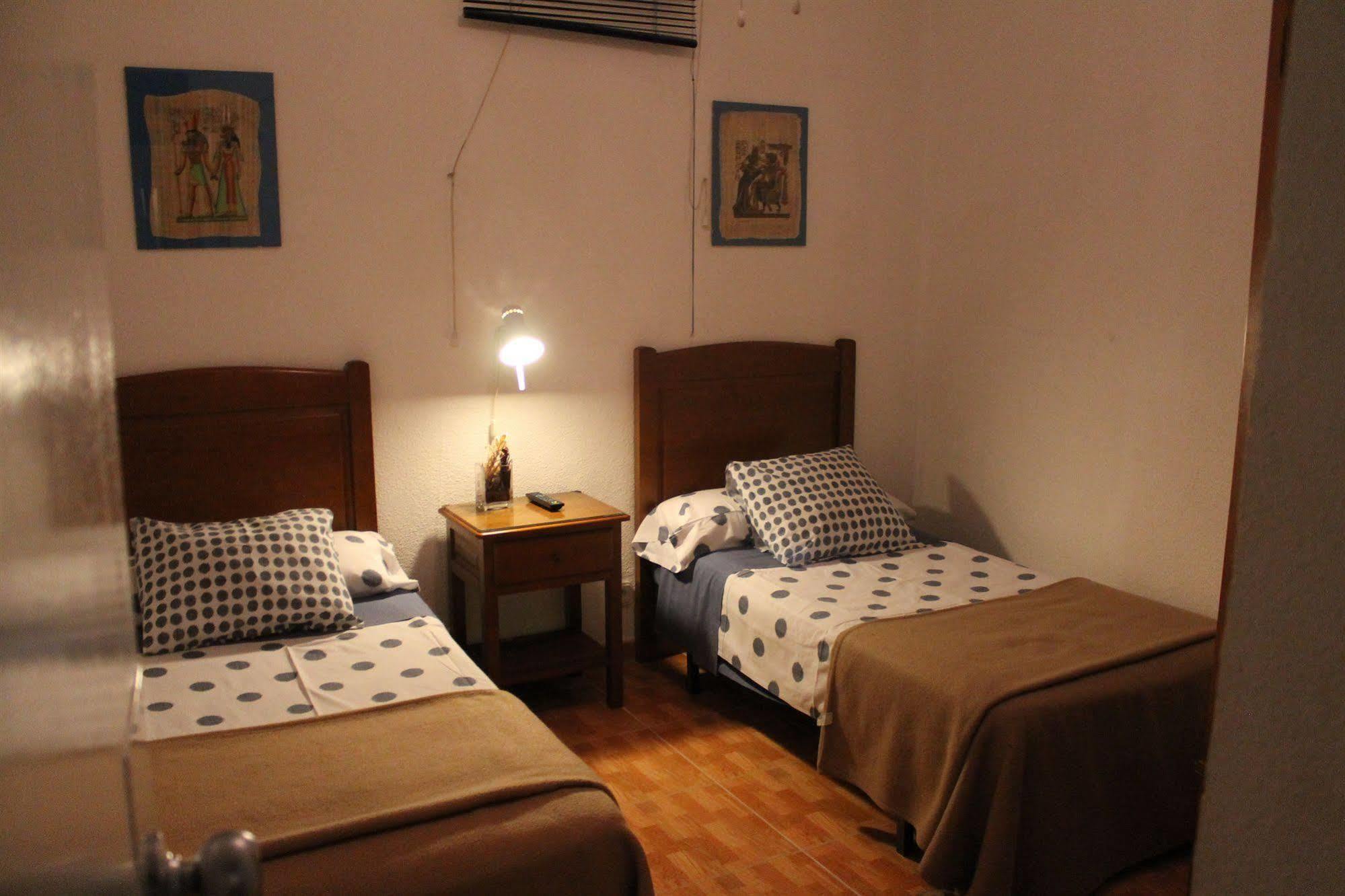 Hostal Los Perales Madryt Zewnętrze zdjęcie A room at the hostel