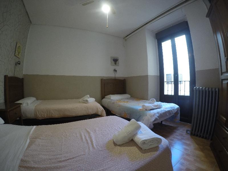 Hostal Los Perales Madryt Zewnętrze zdjęcie A room at the hotel